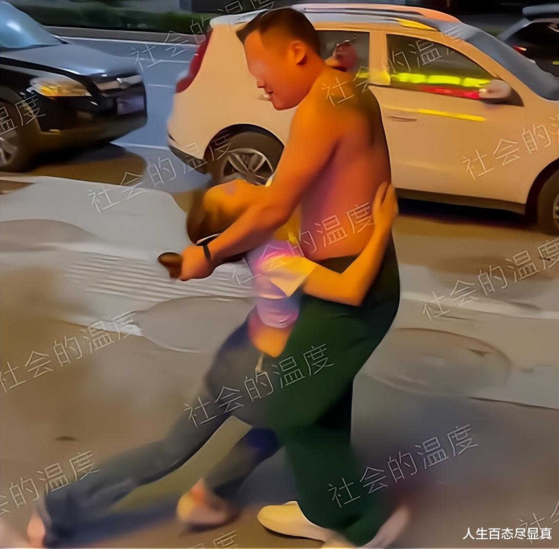 女子醉酒强行搂抱大叔,被揪住头发一顿收拾:再这样我就不客气了