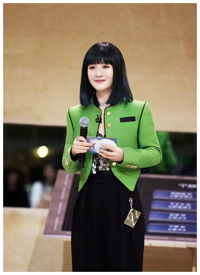 西装 娜姐主持风格转变,穿搭感up,宽肩服饰增添气质