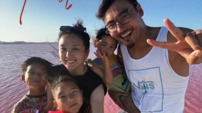 何洁|何洁公开全家福，三个孩子共用一张脸，长得都像妈妈