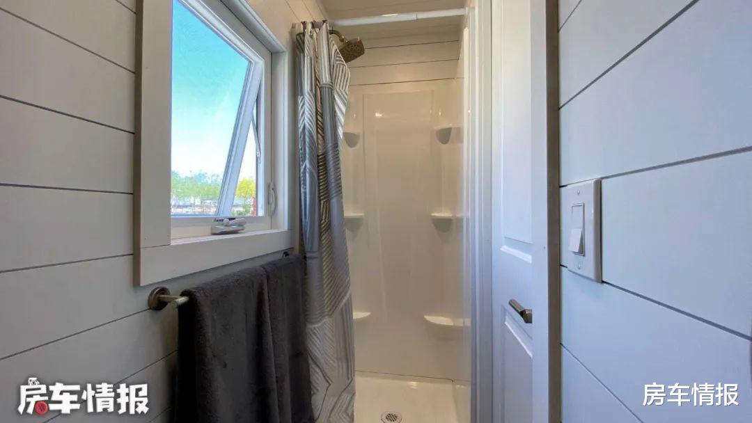 名副其实的房车!外观像木屋内部和大学宿舍一样,带厨房和卫生间