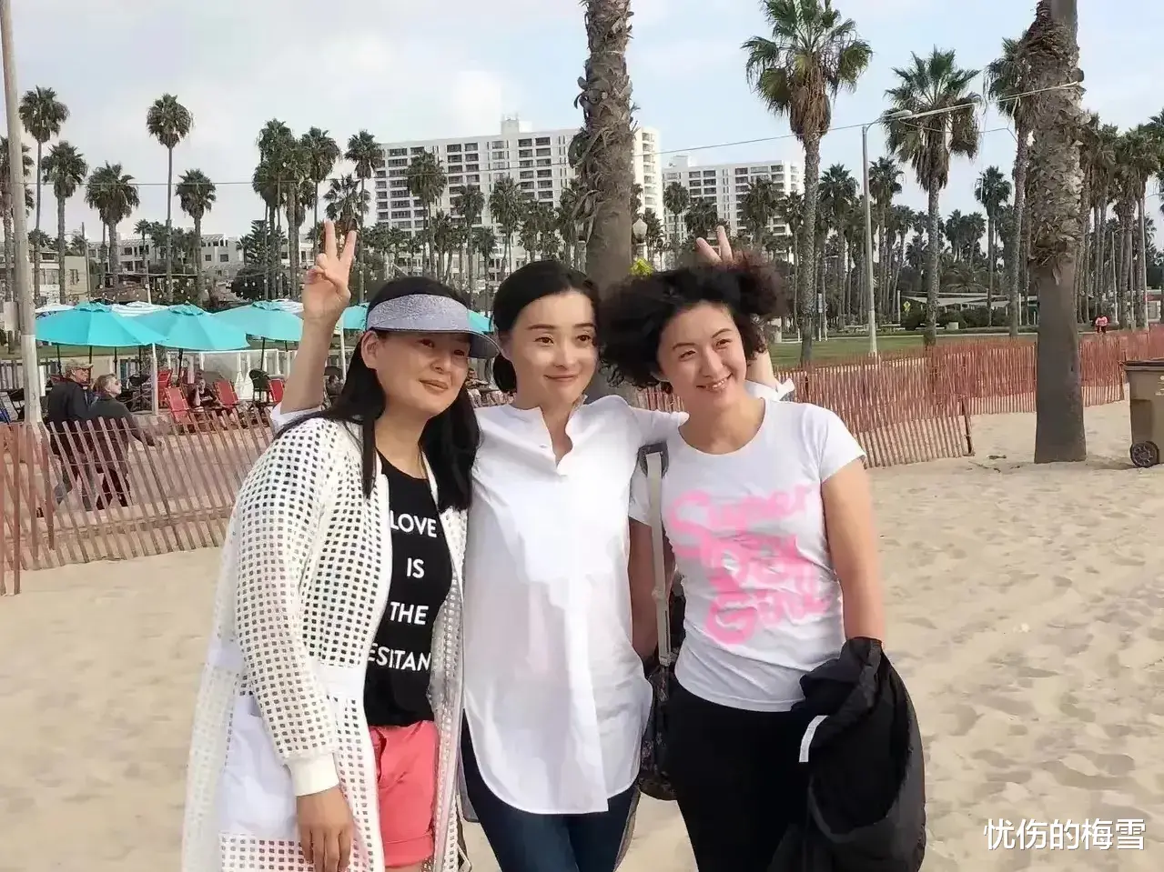 小姐姐|吴越和闺蜜许娣、黄澜沙滩相伴！闺蜜四人同框太幸福