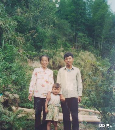 1998年,父亲卷入毒杀案含冤入狱,她为申冤43岁未婚,终替父昭雪