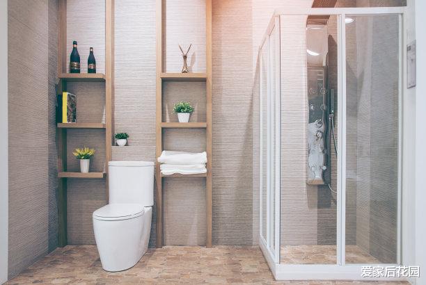 不得不说聪明人的鬼点子就是多,在卫生间墙上挖洞,竟那么实用!