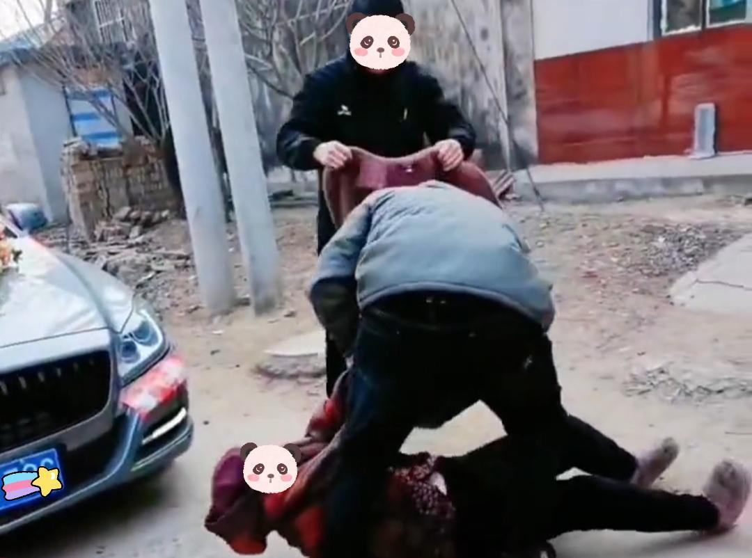 大妈拦住婚车要红包,不给钱就躺车轮底下,被人抬到路边继续躺