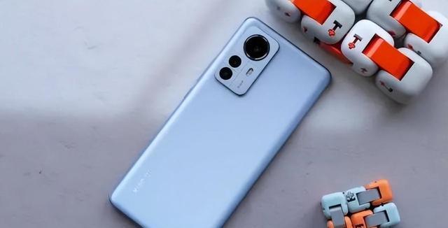 雷军做出很大“牺牲”，小米12Pro降1700，毫无高端机架子