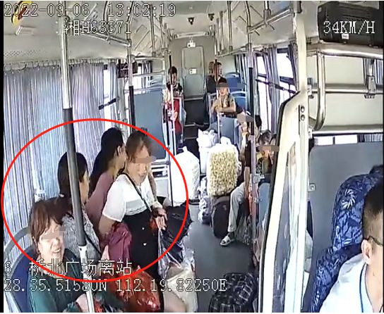7旬老人只因刷了老年卡,被乘客狠踹下车司机做帮凶,实在太寒心