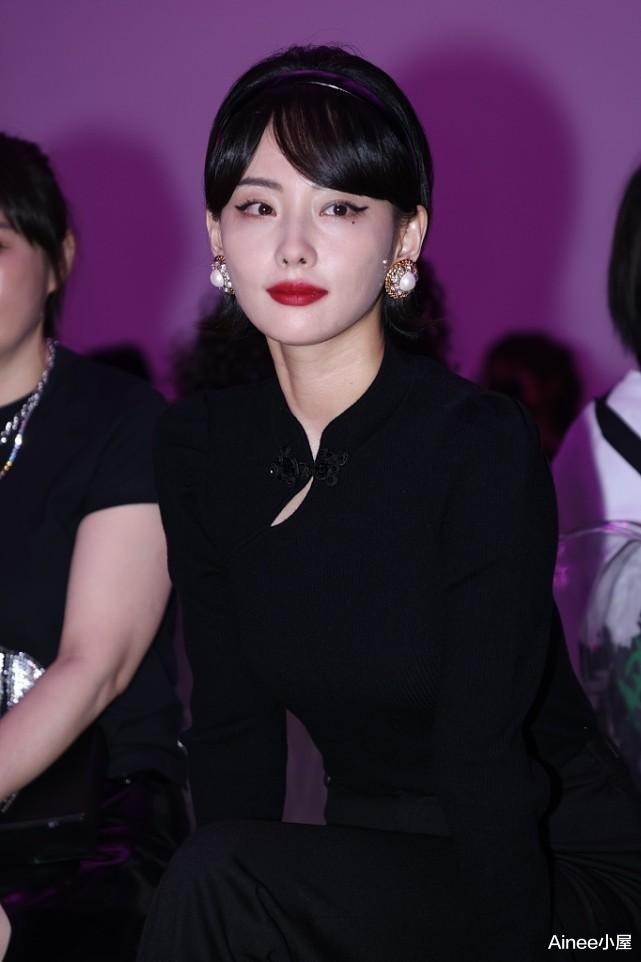 穿衣搭配 张嘉倪给自己打扮成贵妇,镂空上衣配红唇明艳大气,发型有点显老