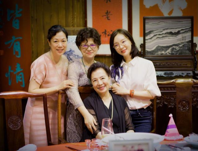 陈数 陈数晒出全家福,79岁妈妈端庄优雅颜值颇高,气质出众不输女儿
