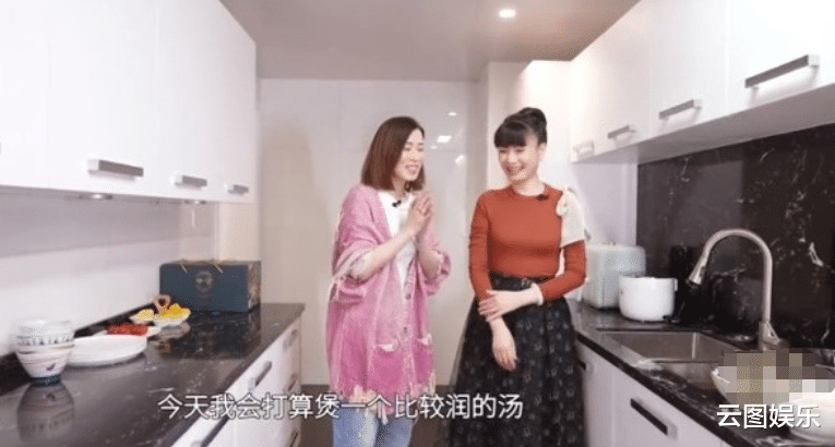 佘诗曼|47岁港星佘诗曼长居上海，豪宅曝光有格调，爱上网购却被列黑名单