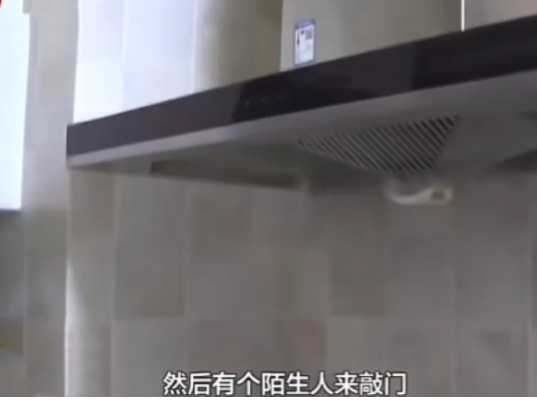 四川成都,一大妈家来了一位“热心”的陌生女子,在一番主动免费清洗服务之后,大妈家的厨房焕然一新