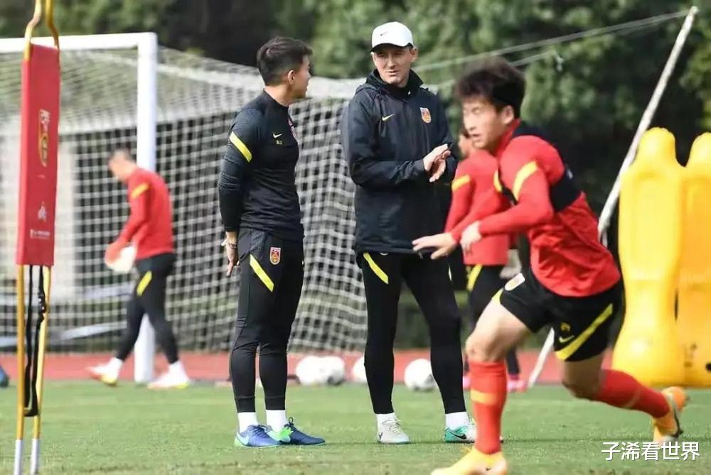 李霄鹏|晚上10点！国足名宿做出难得表态：李霄鹏遭打脸，球迷齐声点赞
