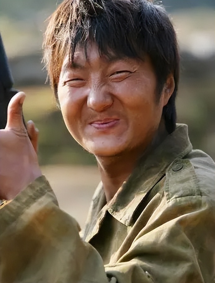 王大治|45岁王大治曝近况!头发凌乱下巴长一圈胡茬,坐路边小马扎吃宵夜