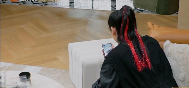 黄小蕾|黄小蕾和老公视频，富豪老公留胡子很男人，要给吴莫愁介绍男友