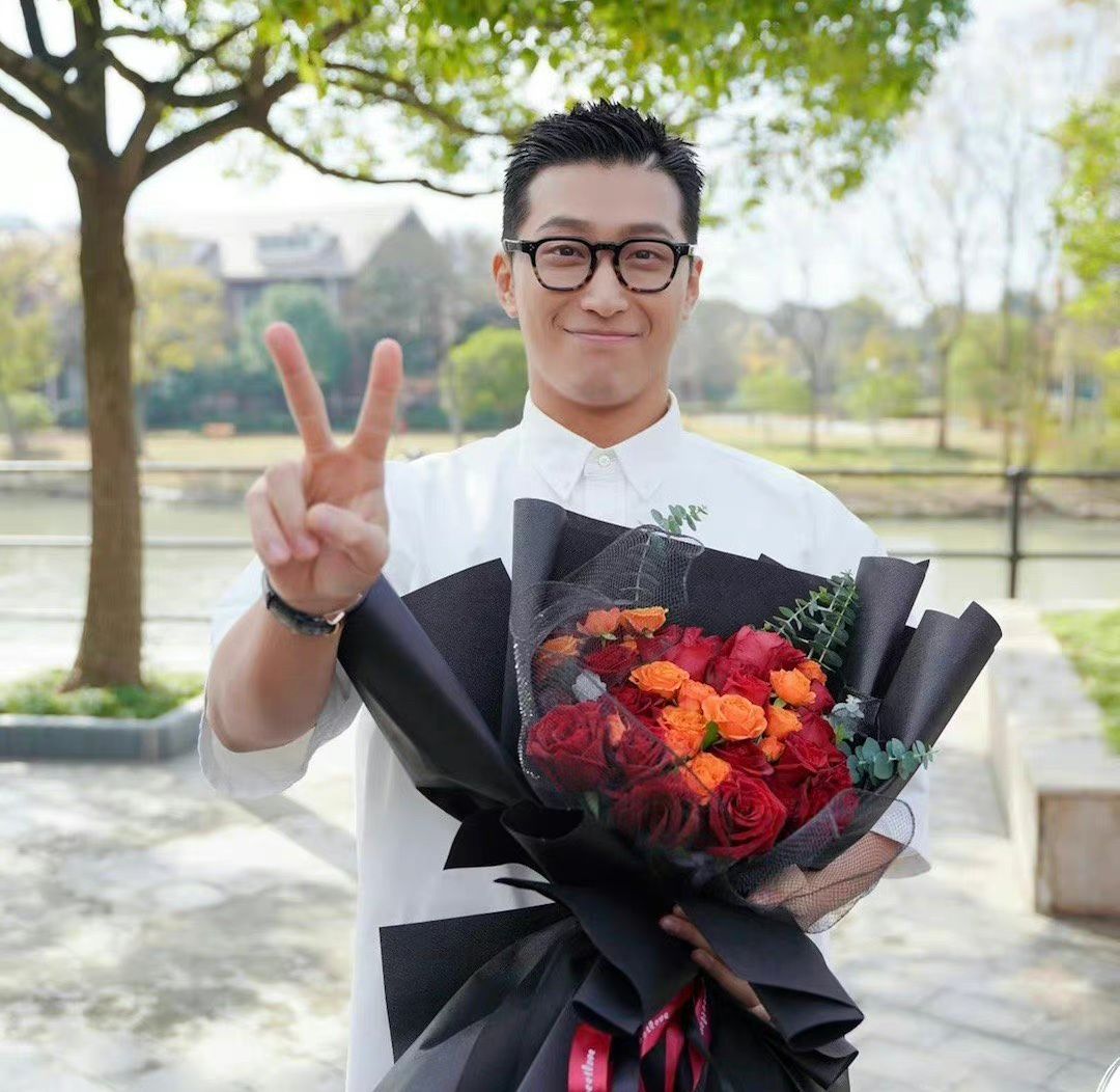 窦骁|窦骁难逃发福命运？《欢乐颂3》戴眼镜脸部发胖，被女友喂胖的？