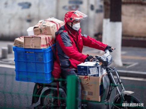 唯品会|京东唯品会春节不打烊,那些穿梭的快递小哥,正忙得不亦乐乎