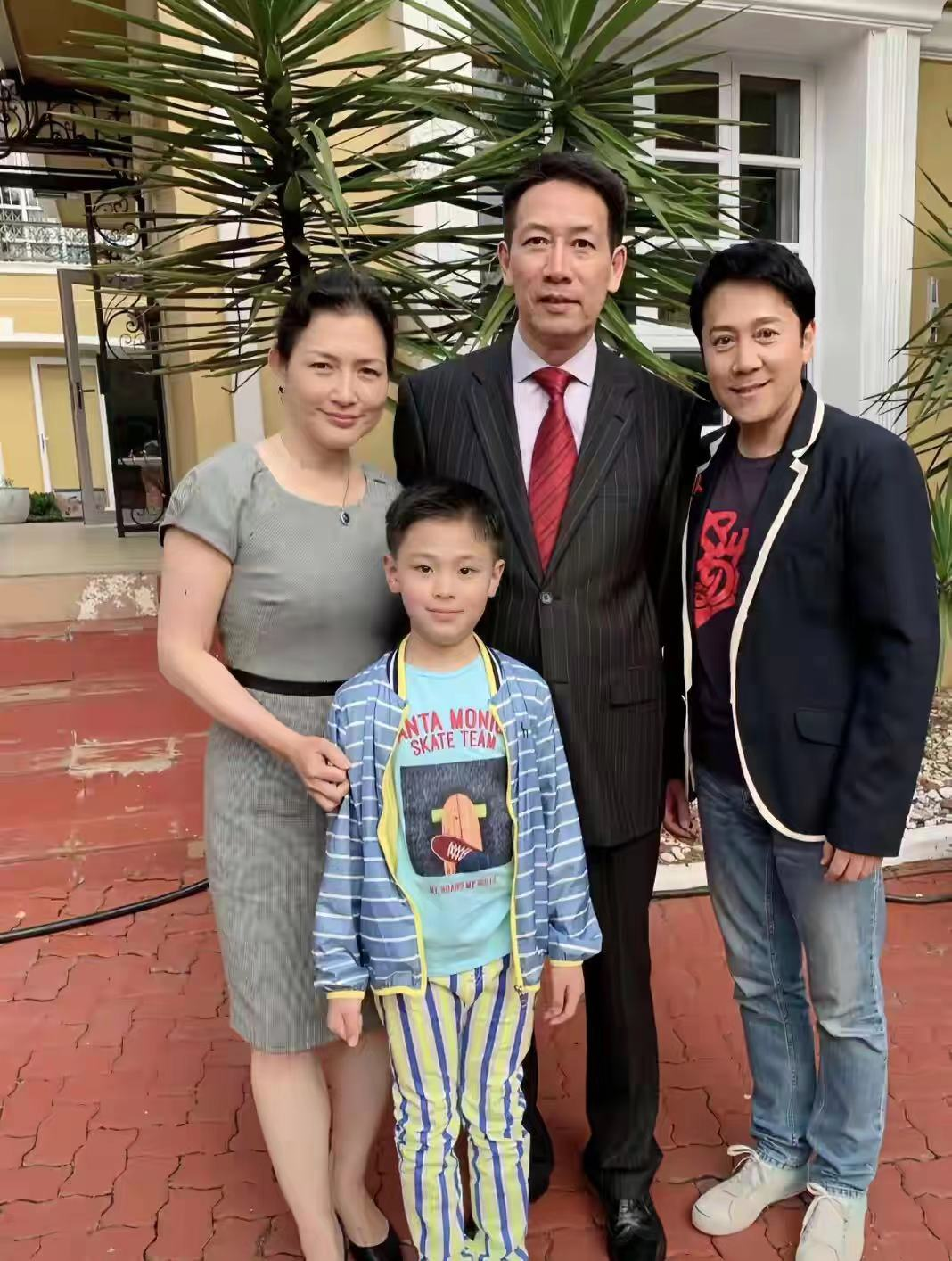 蔡国庆|蔡国庆疑陪老婆回乡探亲,穿79元T恤显年轻