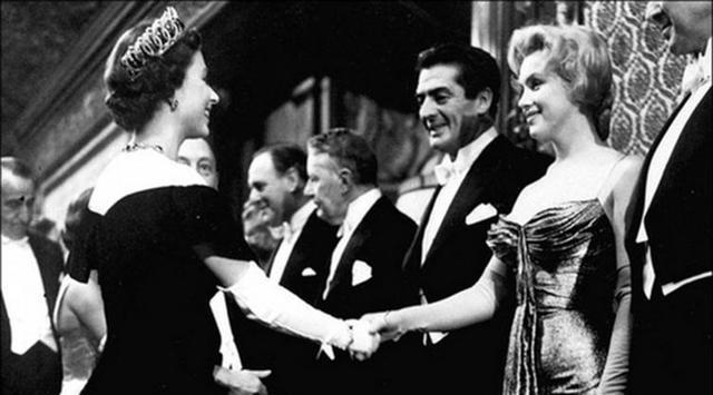 徐杰|身材和气质到底哪个更重要?看完梦露和英国女王的合影你就知道了