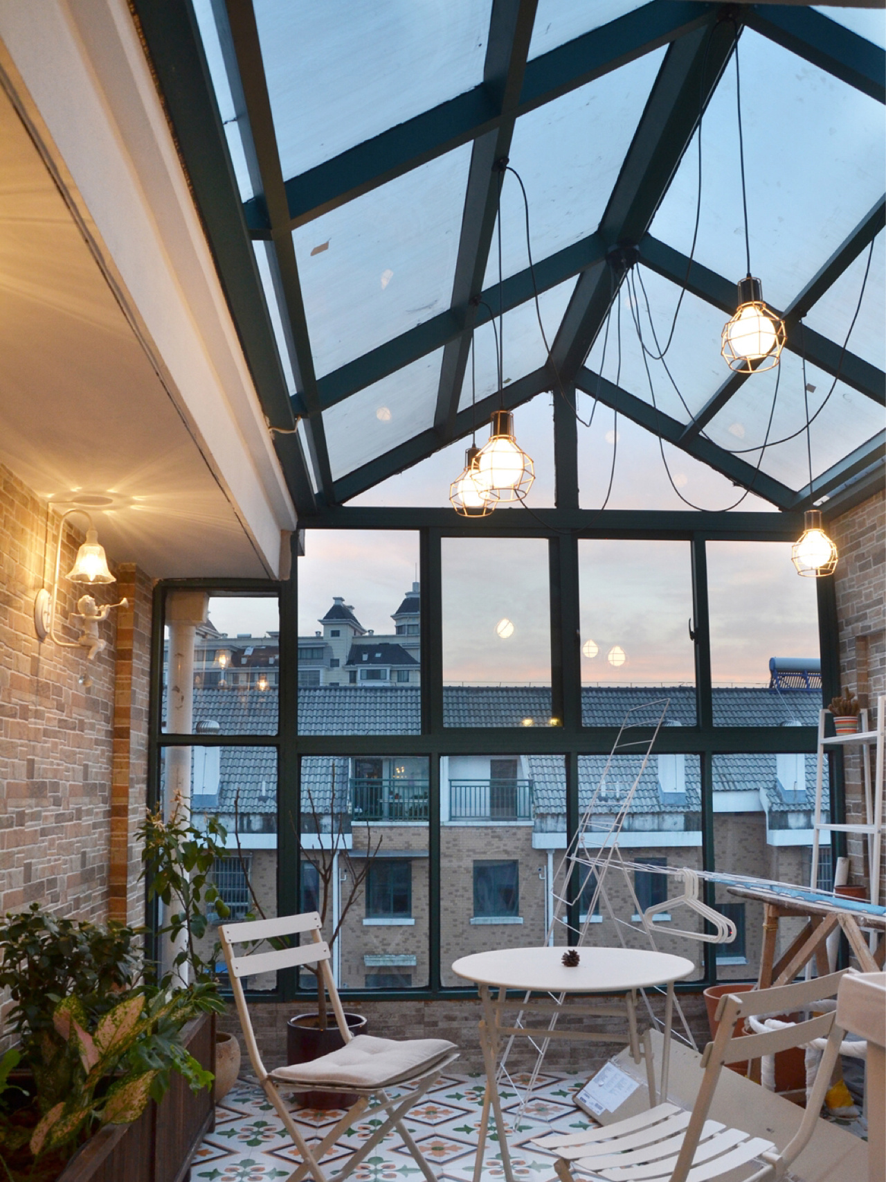 三年前,花1.5万改造了个顶楼10㎡露台“花园阳光房”,太舒服了