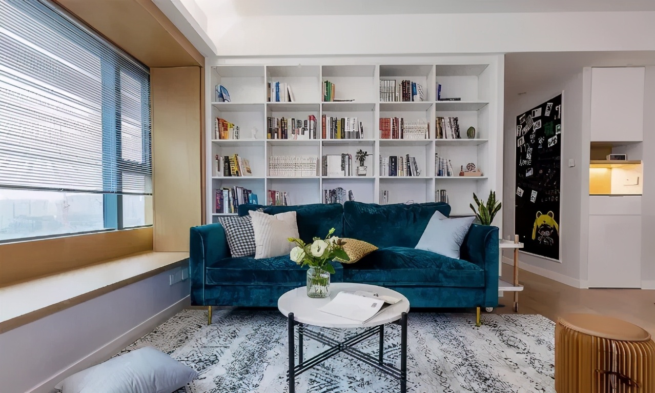 小户型客厅怎么设计才显大?这样做,沙发茶几一样都不缺!