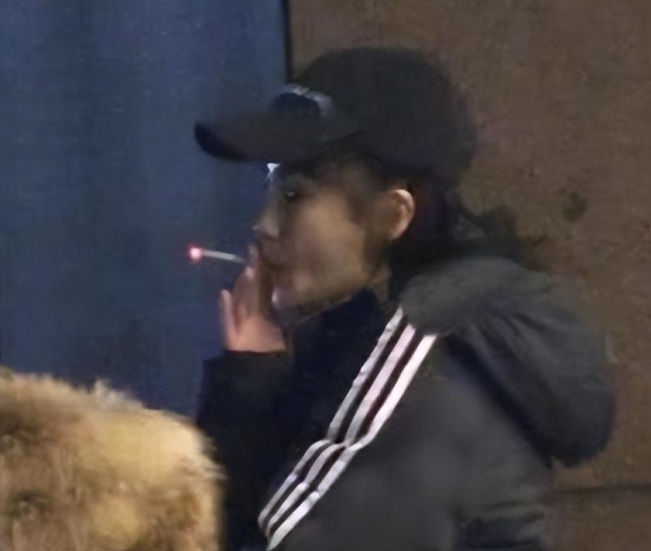 当红女星|店家就baby抽烟被偷拍道歉：是离职前员工偷拍，以后一定加强管理