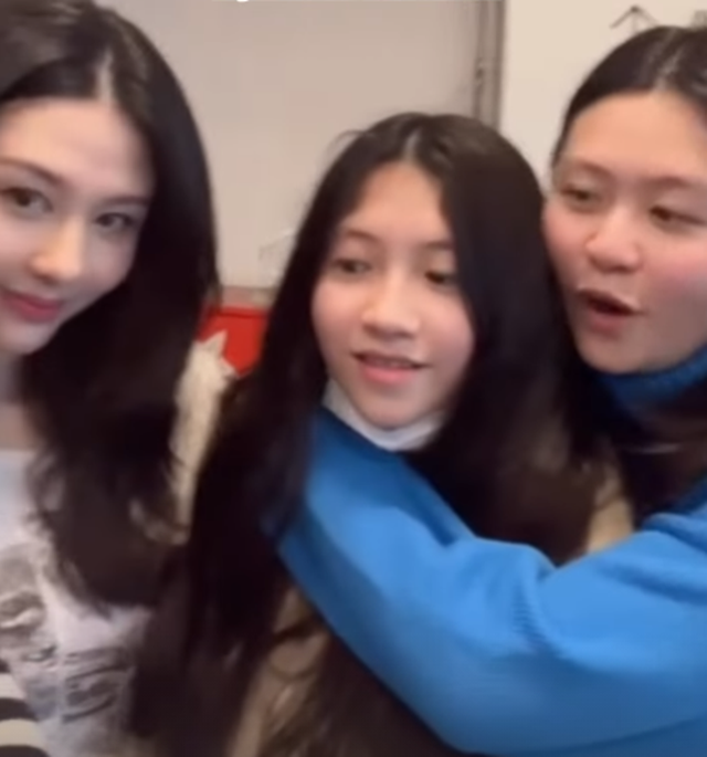 邱淑贞|邱淑贞携大女儿逛街被拍，穿旧拖鞋配袜很节俭