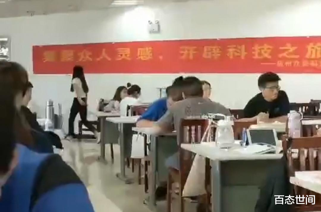合肥女大学生用书占座失败后摔书发泄,男生用书砸女生头进行反击