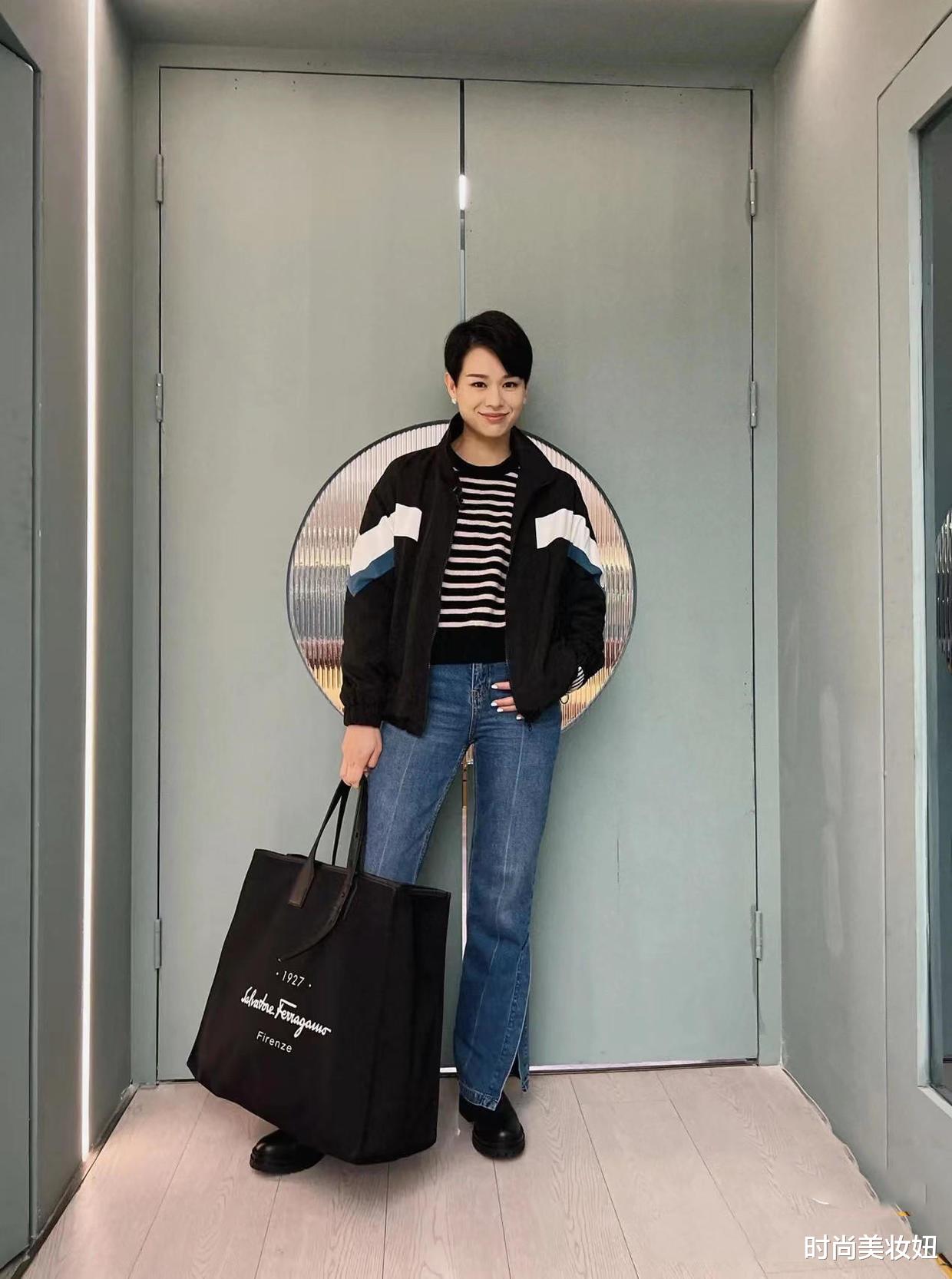 非主流 胡杏儿哪像3孩子的妈!穿棕色皮衣套装配短发,时髦又年轻