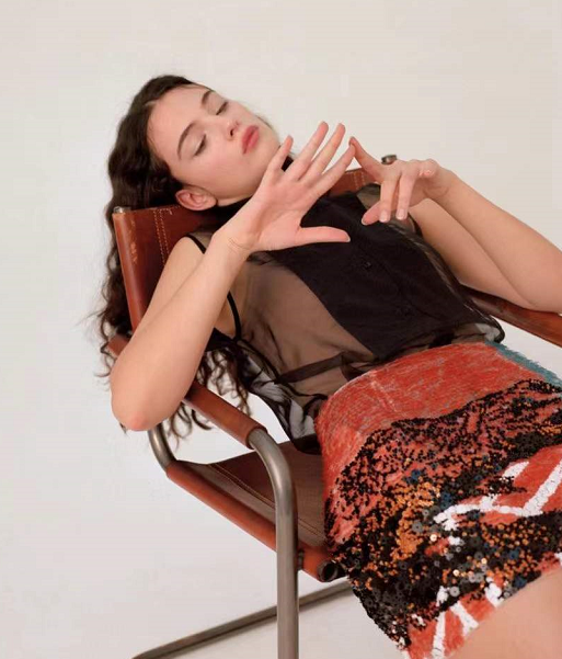 莫妮卡·贝鲁奇|莫妮卡·贝鲁奇17岁女儿时尚大片又纯又欲 和球花共享一张脸