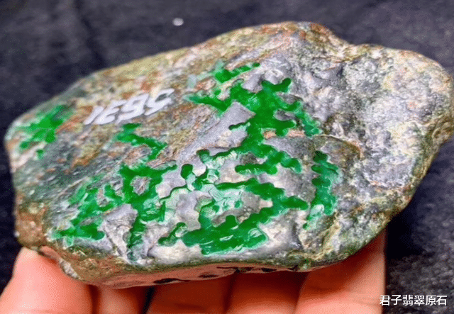 翡翠|少见的五彩斑斓翡翠原石，一刀下去满是癣，再切两刀竟是“国宝”？
