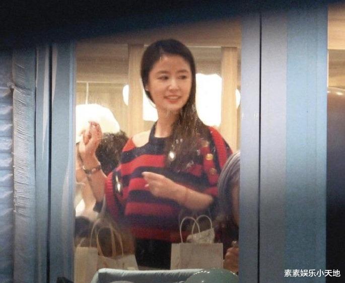 林心如|林心如躺在沙发上看书,穿红色连衫毛衣裙,慵懒造型气质佳