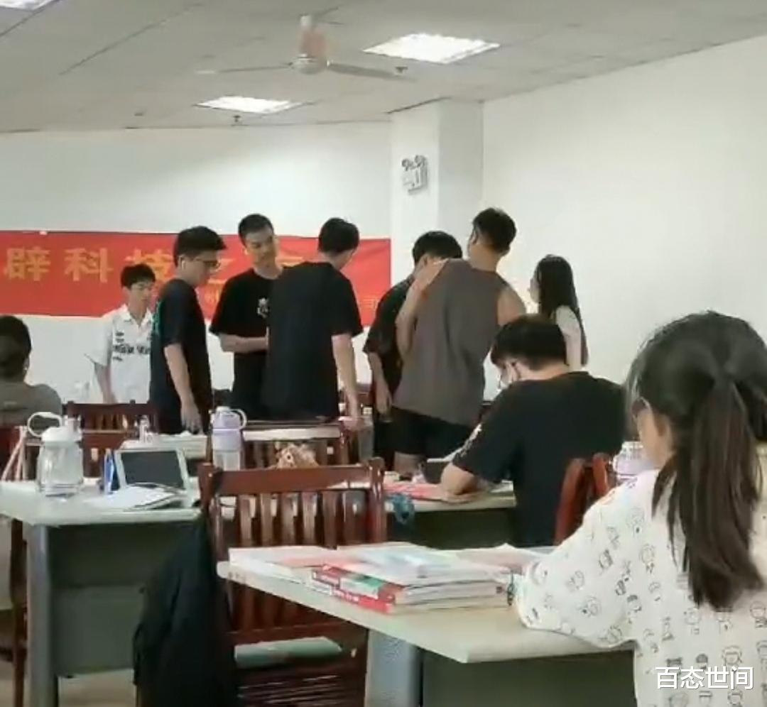 合肥女大学生用书占座失败后摔书发泄,男生用书砸女生头进行反击