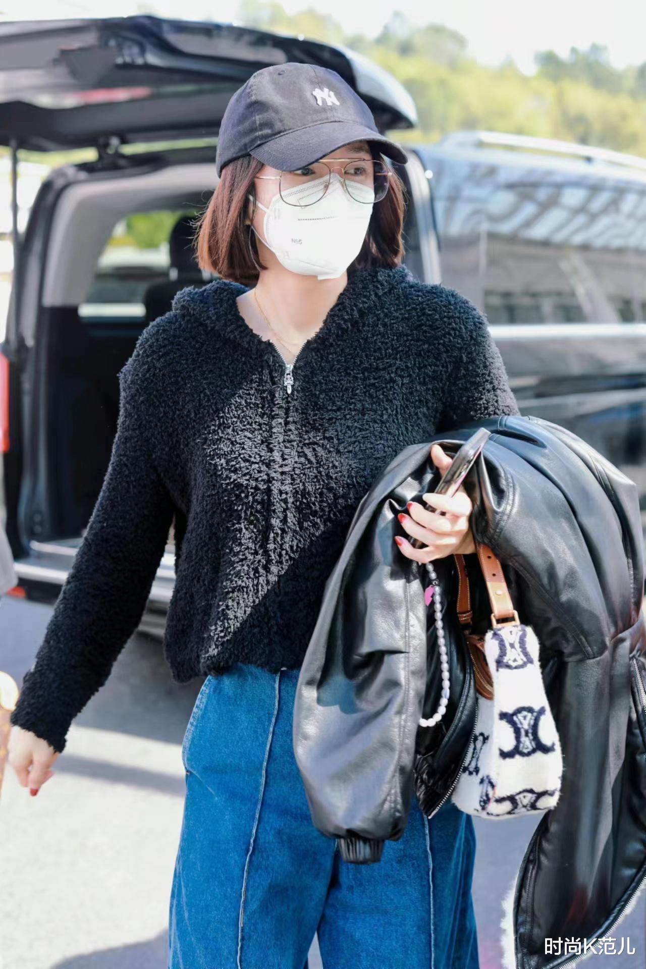 秦岚|秦岚认真过冬了，毛绒外套配皮夹克走机场，时髦洋气又温暖！