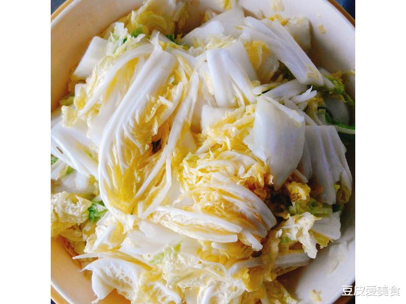 居家必囤的4种菜，不放冰箱能存半年，做什么菜都香，美味耐储存