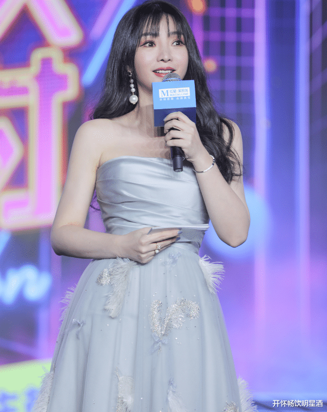 柳岩|银色鹅毛紧身连衣裙，让柳岩尽显公主气质，网友：太高贵！