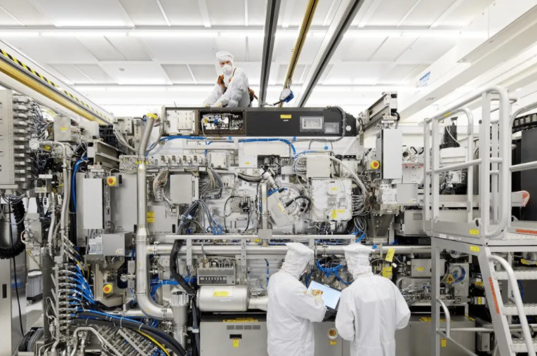 阿斯麦尔|接二连三的消息，让ASML有点“扛不住了”？