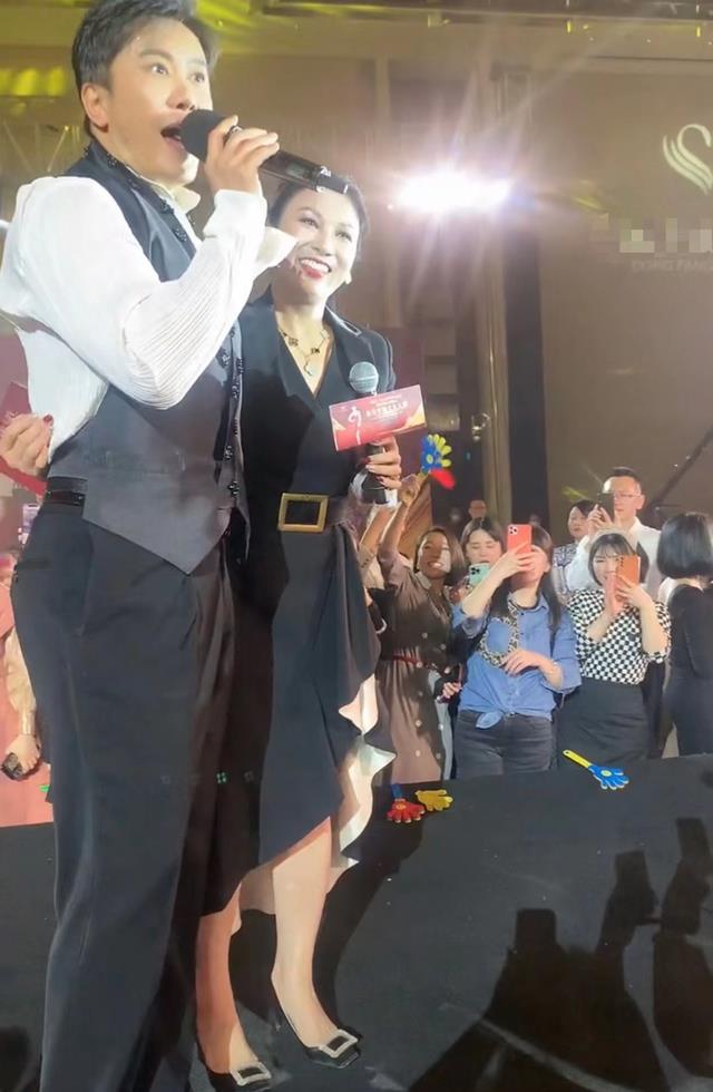 毛宁|52岁毛宁近况曝光,现身商演现场,状态超好像年轻小伙