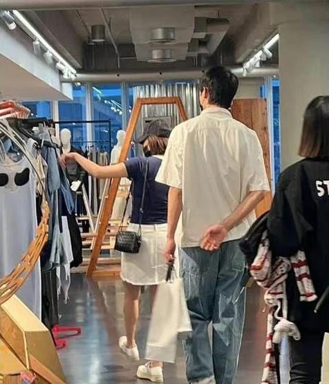 张雨绮|张雨绮晒自拍，称腿太长屏幕装不下，和小鲜肉恋爱后越来越少女了