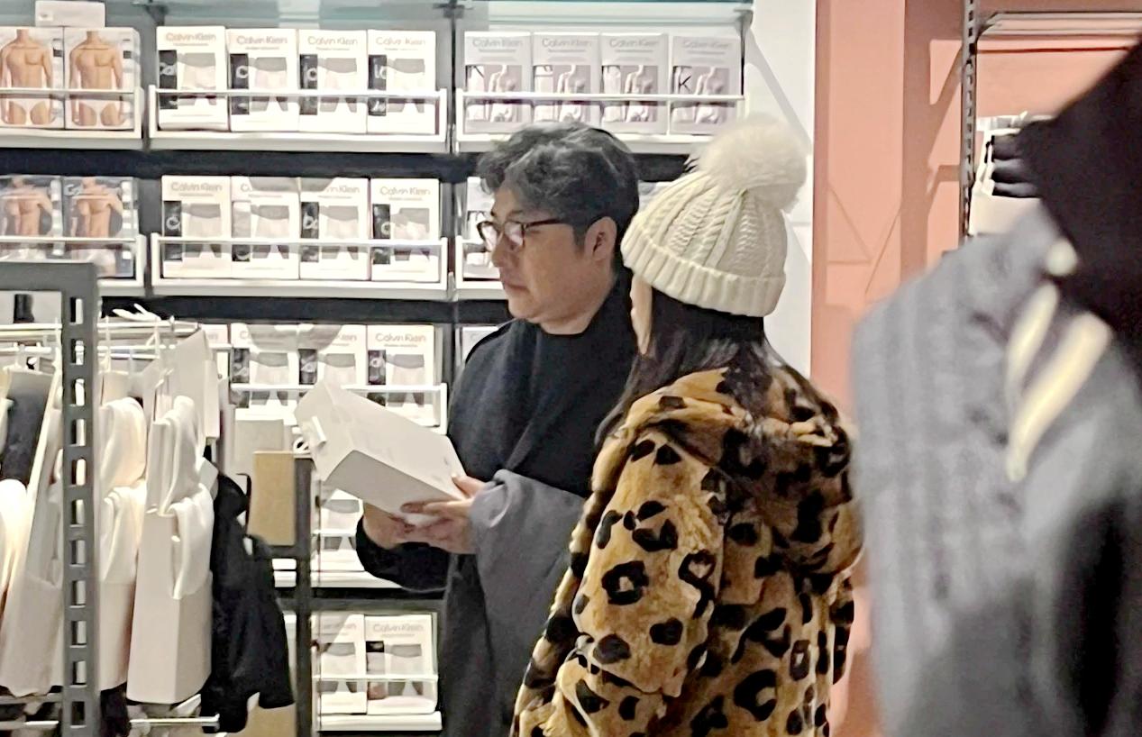 王诗龄|王岳伦父女英国团圆！王诗龄陪爸爸买贴身衣物，寸步不离太乖巧