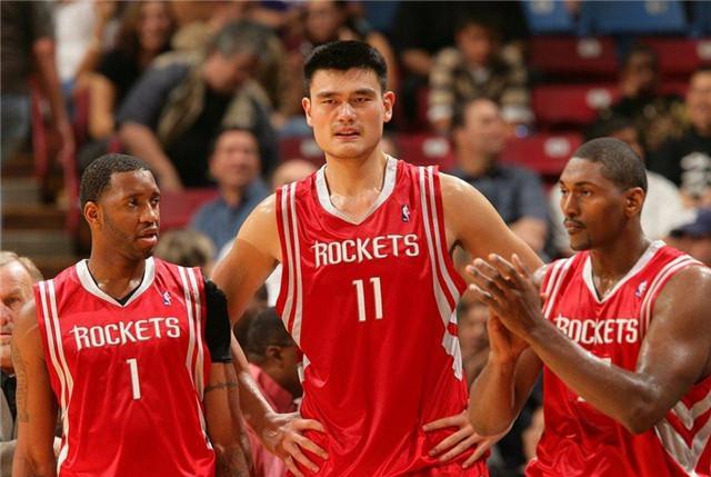 姚明|姚明8年的NBA生涯，总共在火箭领了多少薪水？他的年薪在当时是什么地位？
