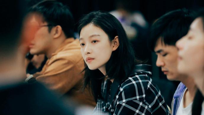 倪妮|内娱颜值天花板！倪妮穿格纹衬衫纯素颜开会白到发光，“大佬坐姿”真牛