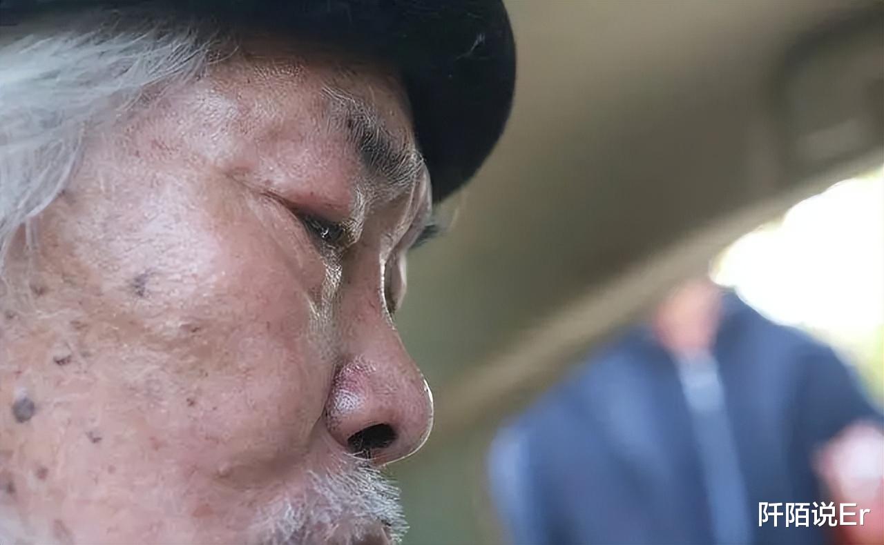 2017年,94岁老人背着宝剑带34万现金流浪,调查牵出隐藏25年秘密
