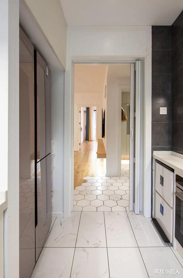 她坚持去除客厅背景墙,还在卫生间设计储物区,成果却让人惊艳