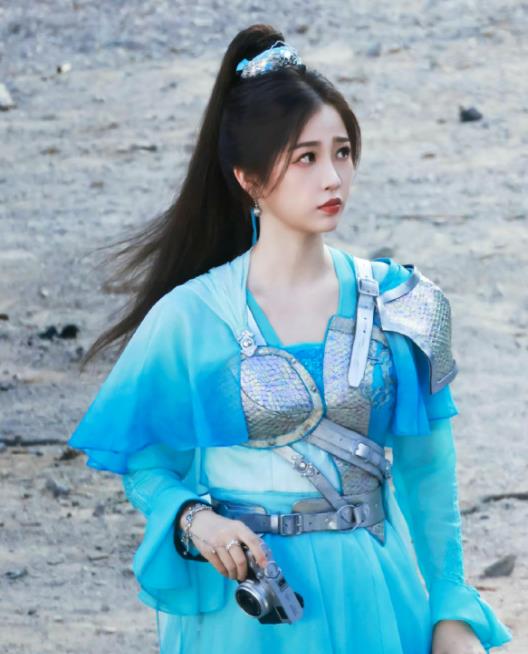 苹果 虞书欣《仙剑六》最新饭拍路透流出，高马尾显可爱，但服装奇丑！
