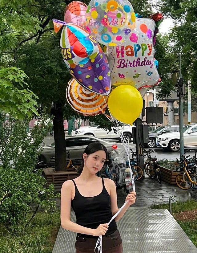 欧阳娜娜|欧阳娜娜身材不一般，男生汗衫也能穿出凹凸感，配上婴儿肥更好看