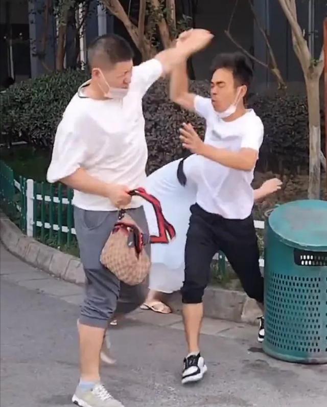 四川:2男子为争一女子竟大打出手,网友:3人在老家或都已婚!
