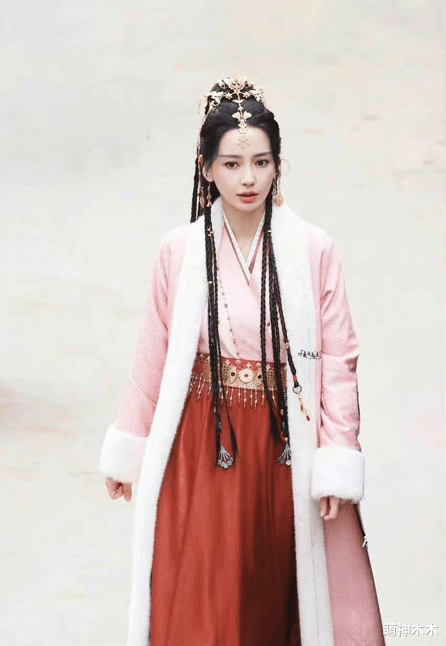 微笑|baby新剧路透引热议，造型怪异微笑唇抢镜，还撞型黎姿“赵敏”