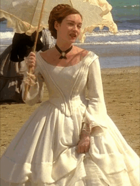 茜茜公主|新版《茜茜公主》中最惊艳的10条裙子：低调的奢华，不比老版的差 。