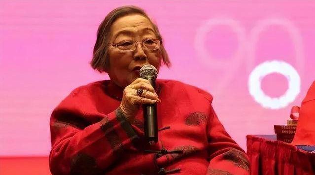 京剧|京剧名家赵燕侠：拜荀慧为师，患难老公早逝，94岁依旧爱京剧