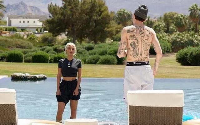 金·卡戴珊|41岁金卡戴珊秀恩爱，与男友嘟嘴自拍！罕见蹬腿撒娇，打情骂俏