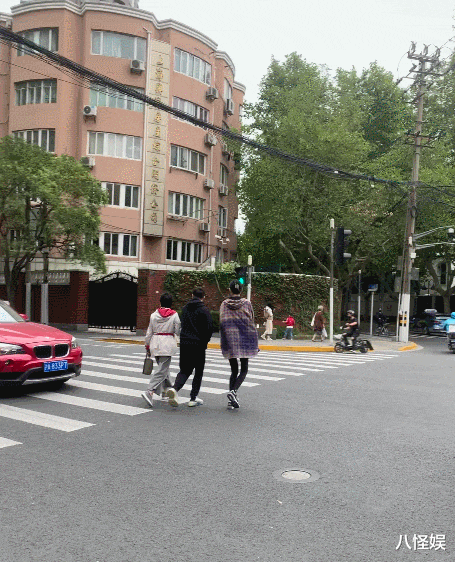 奚梦瑶|奚梦瑶陪老公婆婆外出，何猷君过马路贴心牵妈妈手，一家人好和睦